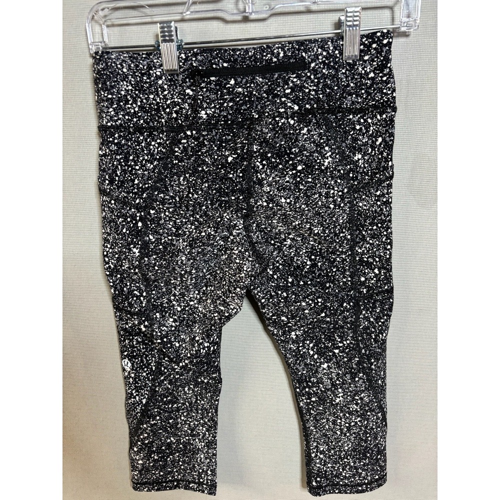 LULULEMON Capri Leggings 22" Sz 6  Black Splattered Paint - Picture 5 of 10